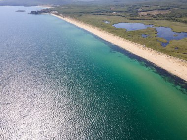 Bulgaristan 'ın Burgaz Bölgesi' nin Dyuni tatil beldesi yakınlarındaki The Driver Beach 'in hava manzarası