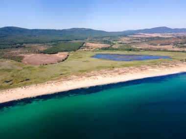 Bulgaristan 'ın Burgaz Bölgesi' nin Dyuni tatil beldesi yakınlarındaki The Driver Beach 'in hava manzarası
