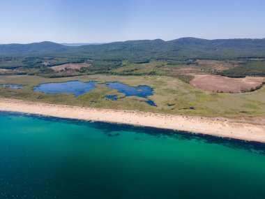 Bulgaristan 'ın Burgaz Bölgesi' nin Dyuni tatil beldesi yakınlarındaki The Driver Beach 'in hava manzarası