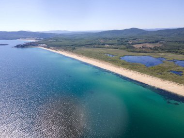 Bulgaristan 'ın Burgaz Bölgesi' nin Dyuni tatil beldesi yakınlarındaki The Driver Beach 'in hava manzarası