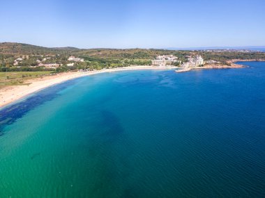 Bulgaristan 'ın Burgaz Bölgesi' nin Dyuni tatil beldesi yakınlarındaki The Driver Beach 'in hava manzarası