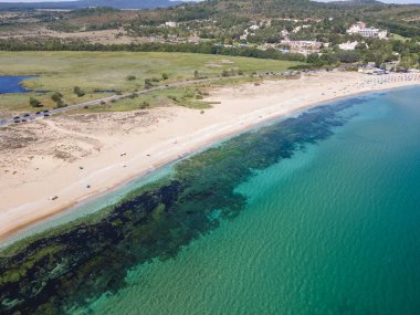 Bulgaristan 'ın Burgaz Bölgesi' nin Dyuni tatil beldesi yakınlarındaki The Driver Beach 'in hava manzarası