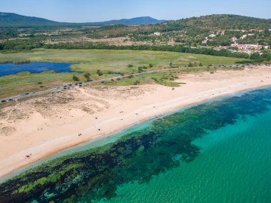 Bulgaristan 'ın Burgaz Bölgesi' nin Dyuni tatil beldesi yakınlarındaki The Driver Beach 'in hava manzarası
