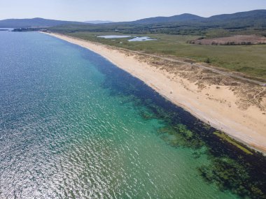Bulgaristan 'ın Burgaz Bölgesi' nin Dyuni tatil beldesi yakınlarındaki The Driver Beach 'in hava manzarası
