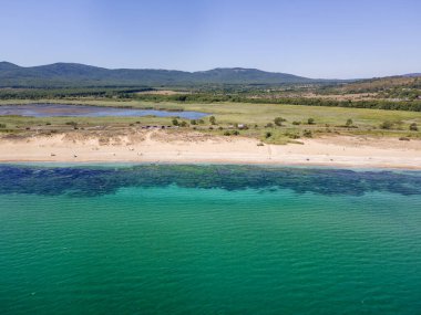 Bulgaristan 'ın Burgaz Bölgesi' nin Dyuni tatil beldesi yakınlarındaki The Driver Beach 'in hava manzarası