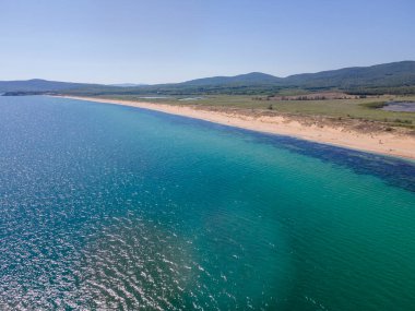 Bulgaristan 'ın Burgaz Bölgesi' nin Dyuni tatil beldesi yakınlarındaki The Driver Beach 'in hava manzarası