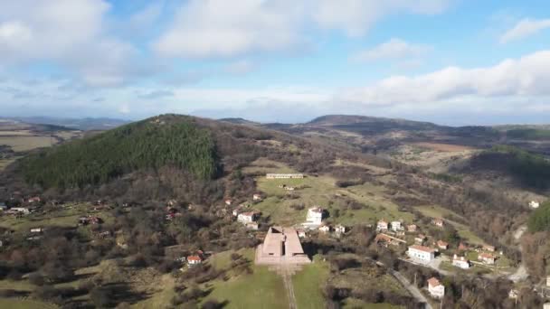 Vista Aérea Del Panteón Madre Bulgaria Dedicada Los Soldados Caídos — Vídeo de stock