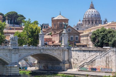 Rome, İtalya - 22 Haziran 2017: Muhteşem panoramik şehir Roma, İtalya'nın Tiber Nehri
