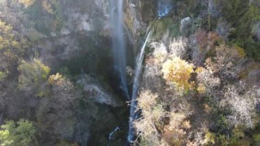 Bulgaristan 'ın Kyustendil Bölgesi, Zemen Dağı' ndaki Polska Skakavitsa şelalesinin sonbahar manzarası