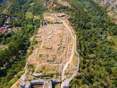 İkinci Bulgar İmparatorluğu, Rusçuk bölgesi ve Bulgaristan 'dan Ortaçağ tahkim edilmiş Cherven kentinin havadan görünüşü