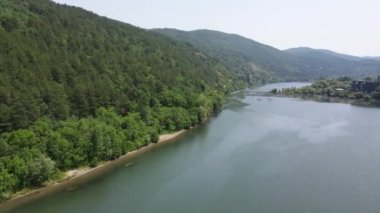 Pancharevo Gölü 'nün havadan yaz manzarası, Sofya şehir bölgesi, Bulgaristan