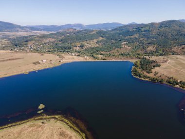 Bulgaristan 'ın Pernik Bölgesi, Yarlovtsi Barajı' nın hava manzarası