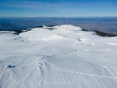 Bulgaristan 'ın Sofya kentinin Cherni Vrah tepesi yakınlarındaki Vitosha Dağı' nın hava kışı manzarası