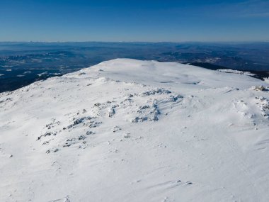 Bulgaristan 'ın Sofya kentinin Cherni Vrah tepesi yakınlarındaki Vitosha Dağı' nın hava kışı manzarası