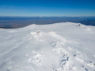 Bulgaristan 'ın Sofya kentinin Cherni Vrah tepesi yakınlarındaki Vitosha Dağı' nın hava kışı manzarası