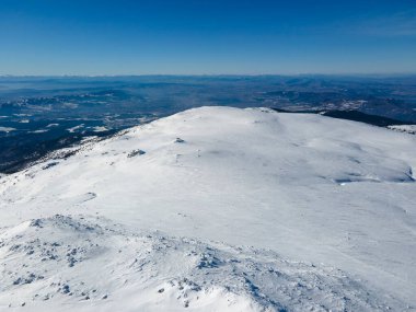 Bulgaristan 'ın Sofya kentinin Cherni Vrah tepesi yakınlarındaki Vitosha Dağı' nın hava kışı manzarası