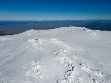 Bulgaristan 'ın Sofya kentinin Cherni Vrah tepesi yakınlarındaki Vitosha Dağı' nın hava kışı manzarası