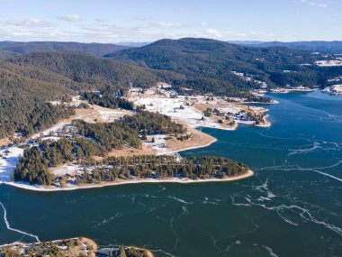 Bulgaristan 'ın Smolyan Bölgesi, buzla kaplı Dospat Baraj Havzası kış manzarası