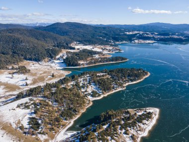 Bulgaristan 'ın Smolyan Bölgesi, buzla kaplı Dospat Baraj Havzası kış manzarası