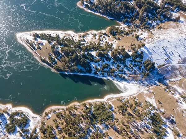 保加利亚Smolyan地区覆盖着冰的Dospat水库冬季空中景观 — 图库照片