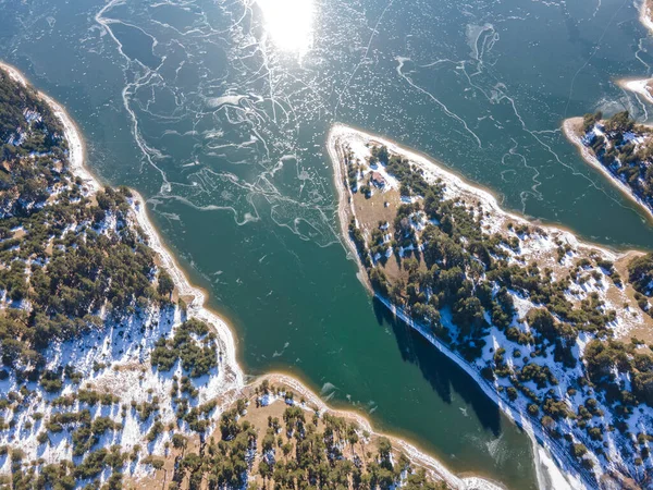 保加利亚Smolyan地区覆盖着冰的Dospat水库冬季空中景观 — 图库照片