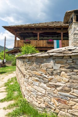 Bulgaristan 'ın Blagoevgrad Bölgesi, Otantik 19. yüzyıl evleriyle Kovaçevitsa köyü