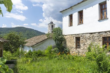 Bulgaristan 'ın Blagoevgrad Bölgesi, Otantik 19. yüzyıl evleriyle Kovaçevitsa köyü