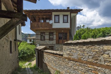 Bulgaristan 'ın Blagoevgrad Bölgesi, Otantik 19. yüzyıl evleriyle Kovaçevitsa köyü
