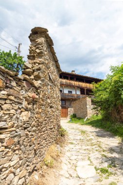 Bulgaristan 'ın Blagoevgrad Bölgesi, Otantik 19. yüzyıl evleriyle Kovaçevitsa köyü