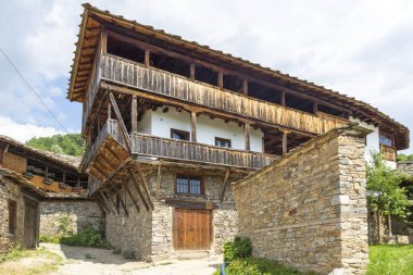 Bulgaristan 'ın Blagoevgrad Bölgesi, Otantik 19. yüzyıl evleriyle Kovaçevitsa köyü