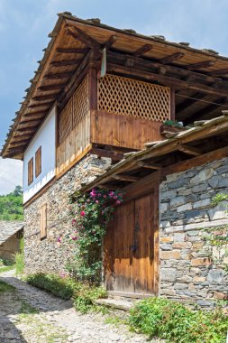 Bulgaristan 'ın Blagoevgrad Bölgesi, Otantik 19. yüzyıl evleriyle Kovaçevitsa köyü