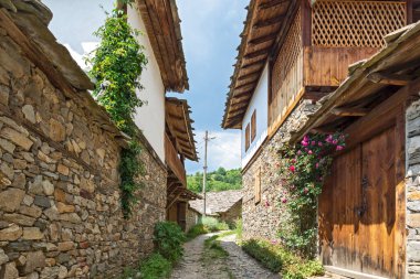 Bulgaristan 'ın Blagoevgrad Bölgesi, Otantik 19. yüzyıl evleriyle Kovaçevitsa köyü