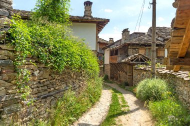 Bulgaristan 'ın Blagoevgrad Bölgesi, Otantik 19. yüzyıl evleriyle Kovaçevitsa köyü