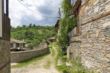 Bulgaristan 'ın Blagoevgrad Bölgesi, Otantik 19. yüzyıl evleriyle Kovaçevitsa köyü