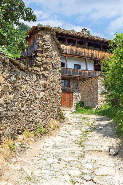 Vesnice Kovachevitsa Autentickými Domy Devatenáctého Století Blagoevgrad Region Bulharsko — Stock fotografie