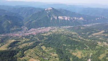 Bulgaristan 'ın Lovech bölgesinin Teteven kasabası yakınlarındaki Balkan Dağı' nın hava manzarası