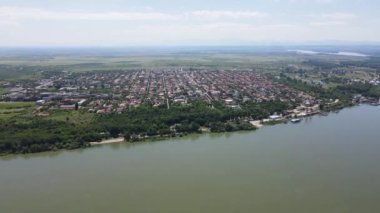 Romanya 'nın Dolj Bölgesi' ndeki Tuna nehrinin kıyısındaki Calafat kasabasının hava manzarası