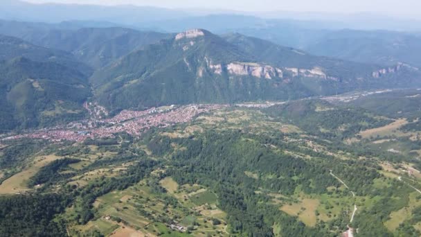 保加利亚Lovech地区Teteven镇附近巴尔干山脉的空中景观 — 图库视频影像