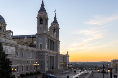MADRID, İspanya - 22 Ocak 2018 Madrid 'deki Almudena Katedrali' nde şaşırtıcı gün batımı