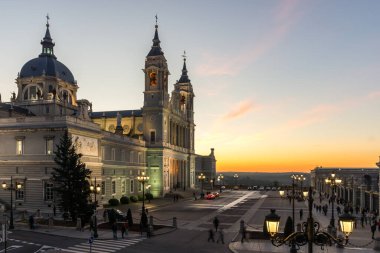 MADRID, İspanya - 22 Ocak 2018 Madrid 'deki Almudena Katedrali' nde şaşırtıcı gün batımı