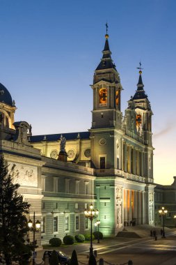 MADRID, İspanya - 22 Ocak 2018 Madrid 'deki Almudena Katedrali' nde şaşırtıcı gün batımı