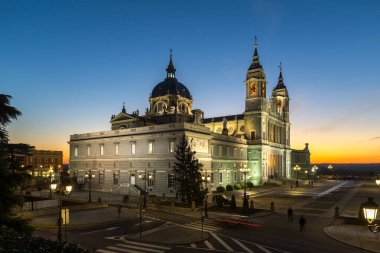 MADRID, İspanya - 22 Ocak 2018 Madrid 'deki Almudena Katedrali' nde şaşırtıcı gün batımı