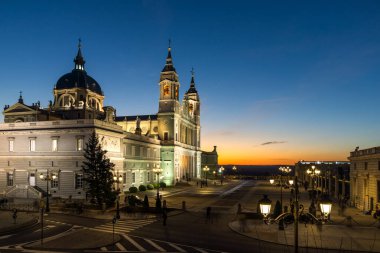 MADRID, İspanya - 22 Ocak 2018 Madrid 'deki Almudena Katedrali' nde şaşırtıcı gün batımı
