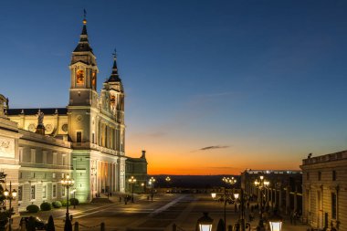 MADRID, İspanya - 22 Ocak 2018 Madrid 'deki Almudena Katedrali' nde şaşırtıcı gün batımı