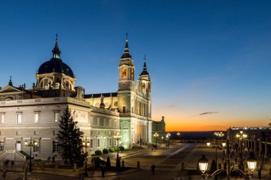 MADRID, İspanya - 22 Ocak 2018 Madrid 'deki Almudena Katedrali' nde şaşırtıcı gün batımı