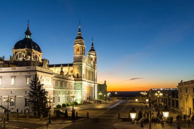 MADRID, İspanya - 22 Ocak 2018 Madrid 'deki Almudena Katedrali' nde şaşırtıcı gün batımı