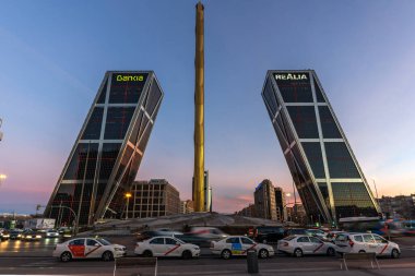 MADRID, SPAIN - 23 HAZİRAN 2018: İspanya 'nın Madrid şehrindeki Paseo de la Castellana caddesinde Avrupa' nın Kapısı ve Calatrava 'nın Gündoğumu manzarası