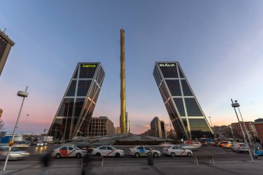 MADRID, SPAIN - 23 HAZİRAN 2018: İspanya 'nın Madrid şehrindeki Paseo de la Castellana caddesinde Avrupa' nın Kapısı ve Calatrava 'nın Gündoğumu manzarası