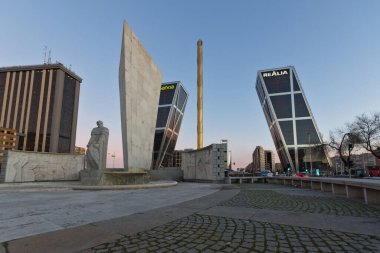 MADRID, SPAIN - 23 HAZİRAN 2018: İspanya 'nın Madrid şehrindeki Paseo de la Castellana caddesinde Avrupa' nın Kapısı ve Calatrava 'nın Gündoğumu manzarası
