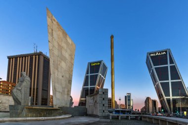 MADRID, SPAIN - 23 HAZİRAN 2018: İspanya 'nın Madrid şehrindeki Paseo de la Castellana caddesinde Avrupa' nın Kapısı ve Calatrava 'nın Gündoğumu manzarası